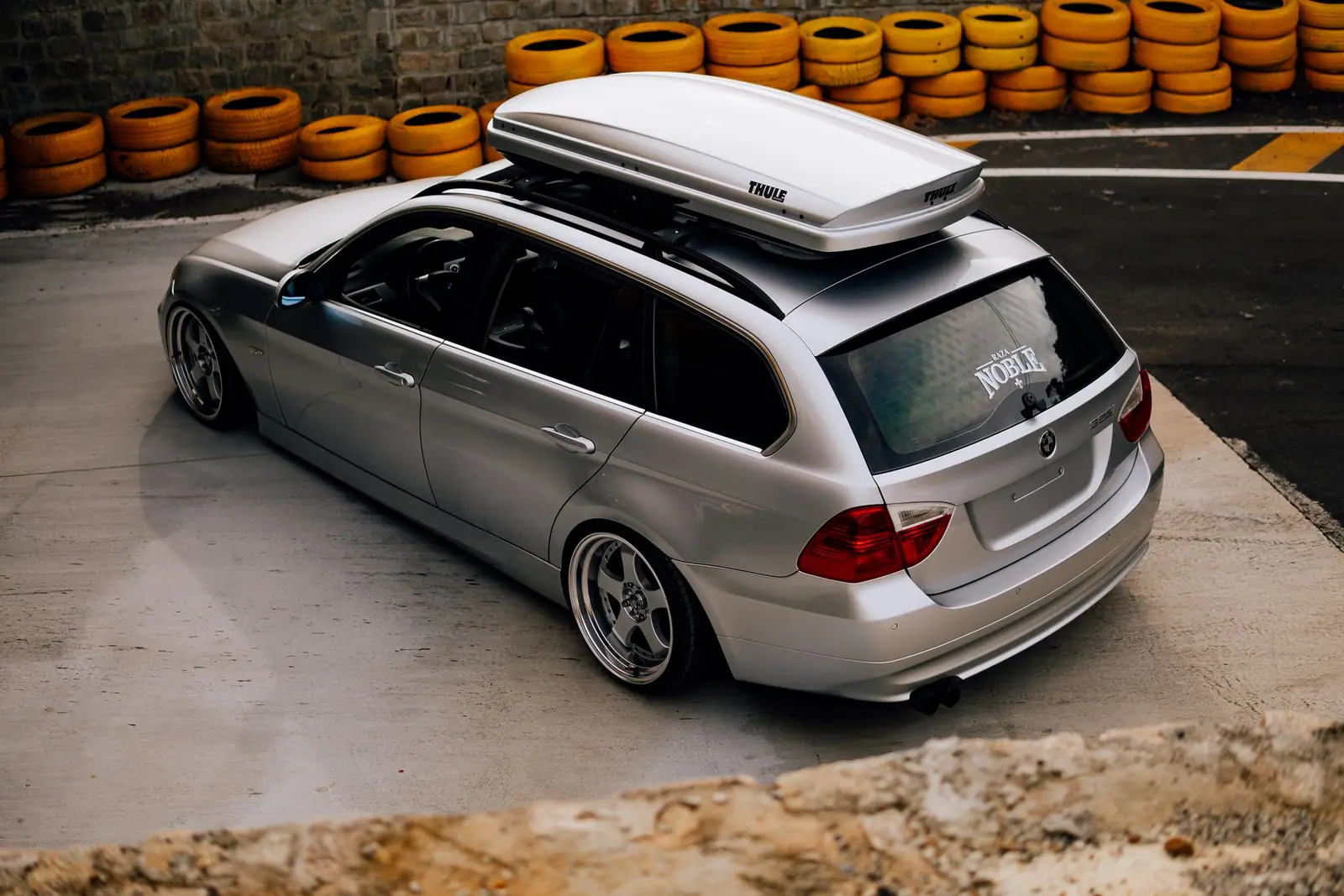An estate car with a cargo box mounted on its roof